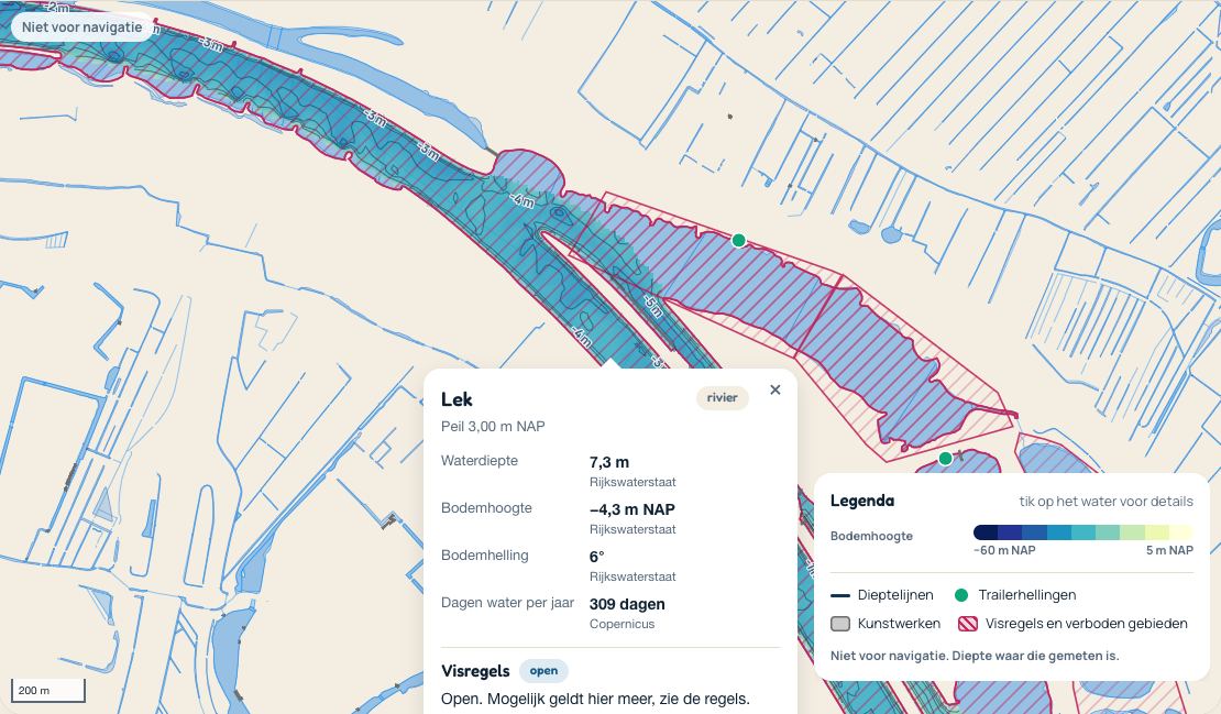 Zo ziet de viskaart eruit: de Lek bij Hagestein met dieptekleuren en dieptelijnen, gebieden met eigen visregels, trailerhellingen en de plek-info van de Lek met waterdiepte, bodemhoogte en visregels.